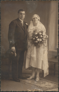 860656 Portret (trouwfoto) van Johannes ('Jan') van den Brink en Geertruida ('Trui') van Unen uit Wijk C te Utrecht.